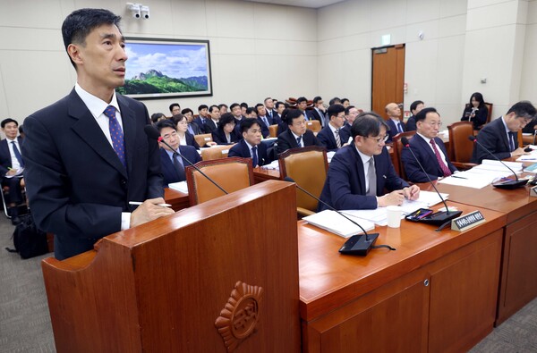 ▲ 손필훈 고용노동부 기획조정실장이 27일 오후 서울 여의도 국회 기후에너지환경노동위원회에서 열린 경제사회노동위원회 등에 대한 국정감사에서 의원 질의에 답변하고 있다. /뉴시스