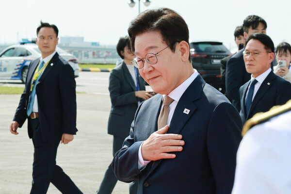 ▲ 아세안 정상회의 일정을 마친 이재명 대통령이 27일(현지 시간) 말레이시아 쿠알라룸푸르 국제공항에서 환송 인사들에게 인사하고 있다. /뉴시스