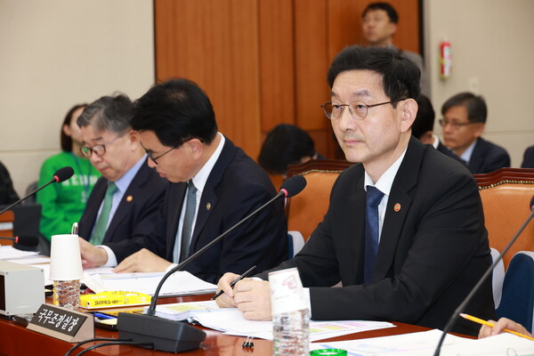 ▲ 질의 듣는 윤창렬 국무조정실장. /뉴시스