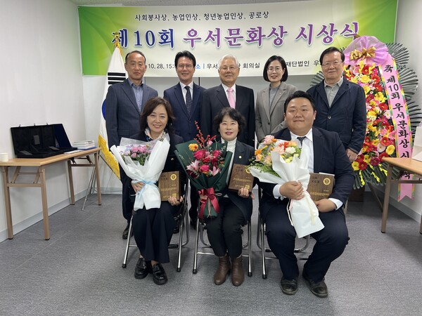 ▲ 제10회 우서문화상 시상식에서 김경자 한국생활개선경기도연합회장(첫줄 가운데)이 농업인상을 수상한 뒤 기념사진을 촬영하고 있다.