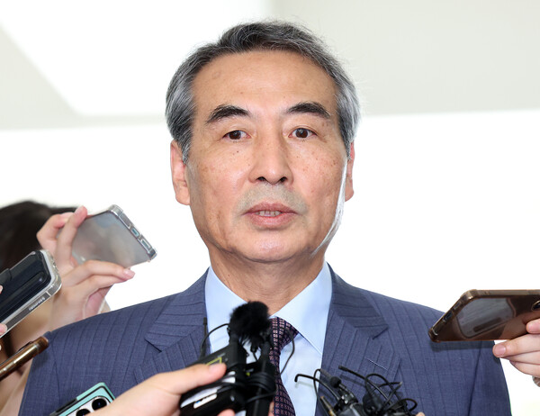 ▲ 윤석열 전 대통령의 부인 김건희 여사 의혹을 수사하는 민중기 특별검사가 지난 7월 1일 오전 서울 서초구 사무실로 출근하며 취재진의 질문에 답하고 있다. /뉴시스