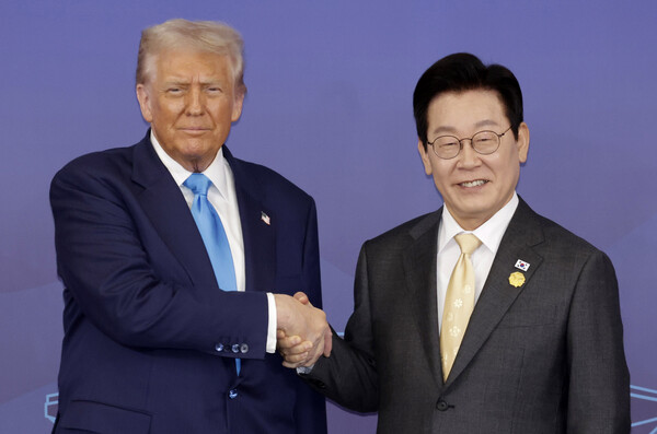 ▲ 이재명 대통령과 도널드 트럼프 미국 대통령이 29일 경북 경주박물관에서 한미 정상회담 기념촬영을 하고 있다. /뉴시스