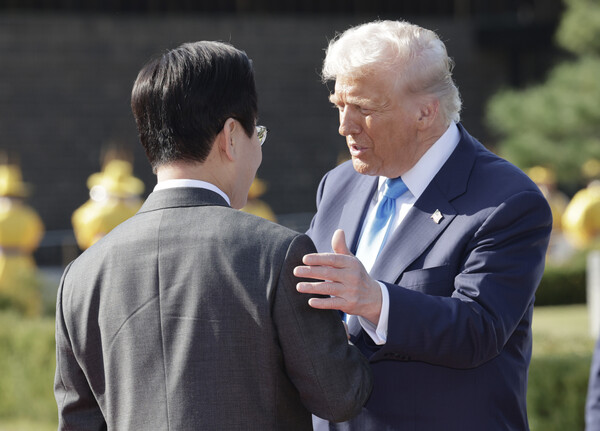 ▲ 트럼프 대통령 맞이하는 이재명 대통령. /뉴시스