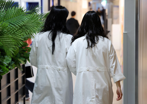 ▲ 서울 시내 한 대학병원에서 의료진들이 이동하고 있다. /뉴시스