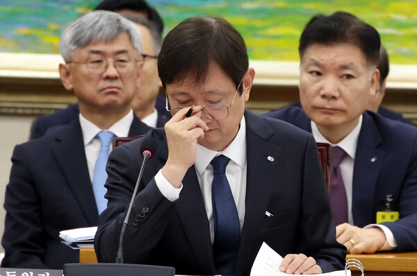 ▲ 안경 고쳐쓰는 이찬진 금융감독원장. /뉴시스