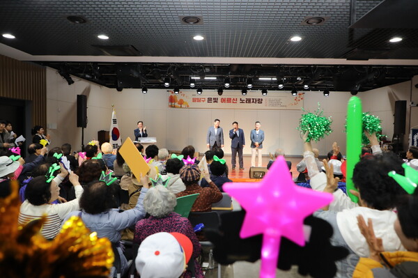 ▲ '2025 팔달구 은빛어르신 노래자랑' 개최 모습.