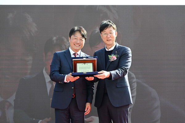 ▲ 이민근 안산시장(오른쪽)이 윤동열 안산대학교 총장(왼쪽)으로부터 감사패를 전달받고 함께 기념촬영을 하고 있다.