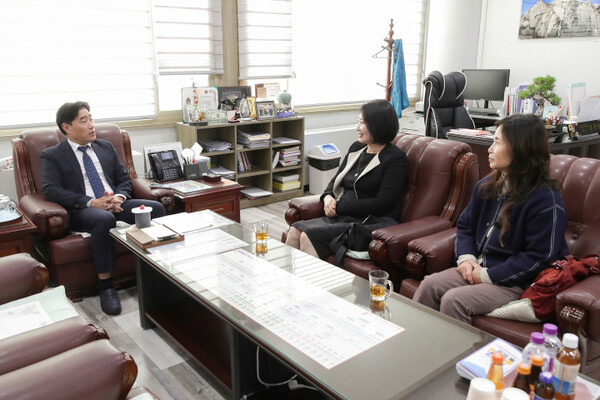 고양특례시의회 김운남 의원(일산3동·대화동, 더불어민주당)은 지난 10월 29일, 일산3동 주민자치회 이숙환 신임 회장의 방문을 받고 지역 현안과 주민자치 활성화 방안에 대해 환담을 나눴다.이날 이숙환 회장은 새로 주민자치회장으로 선출된 후 인사차 김운남 의원을 찾아 향후 주민자치회 운영 방향과 지역 발전을 위한 협력 방안을 논의했다.김운남 의원은 “주민자치회는 주민의 뜻을 시정에 반영하는 중요한 역할을 맡고 있다”며 “주민이 중심이 되는 자치 실현을 위해 의회에서도 적극적으로 지원하겠다”고 밝혔다.이에 이숙환 회장은 “주민이 함께 참여하고 공감하는 자치 문화를 만들기 위해 노력하겠다”며 “의회와 협력해 일산3동이 더 살기 좋은 마을로 발전할 수 있도록 힘쓰겠다”고 말했다.김운남 의원은 평소에도 지역 주민들과의 꾸준한 소통을 통해 다양한 의견을 의정활동에 반영하고 있으며, 주민자치회와의 협력을 통해 현장 중심의 의정활동을 이어가고 있다.