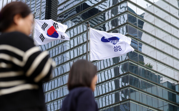 ▲ 삼성전자 서초사옥의 깃발이 펄럭이고 있다. /뉴시스