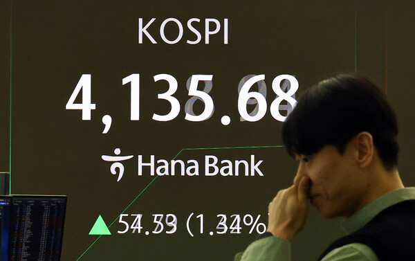 ▲ 코스피가 전 거래일(4081.15)보다 24.80포인트(0.61%) 상승한 4105.95에 개장한 30일 서울 중구 하나은행 딜링룸에 코스피 시세가 보이고 있다. /뉴시스