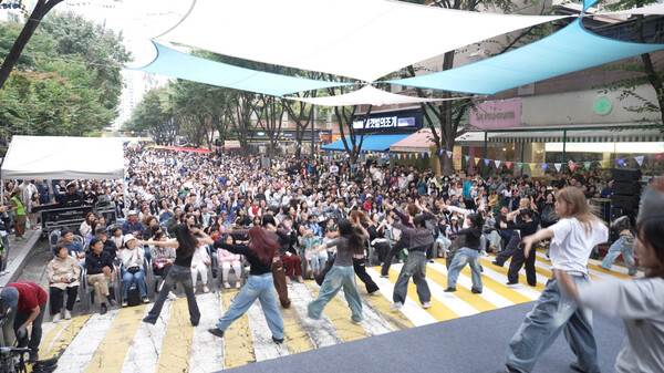 ▲ 정자유스센터, 정자1동 차 없는 카페거리 축제.