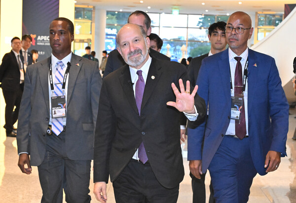 ▲ 한미 비즈니스 라운드 테이블 참석하는 하워드 러트닉 장관. /뉴시스