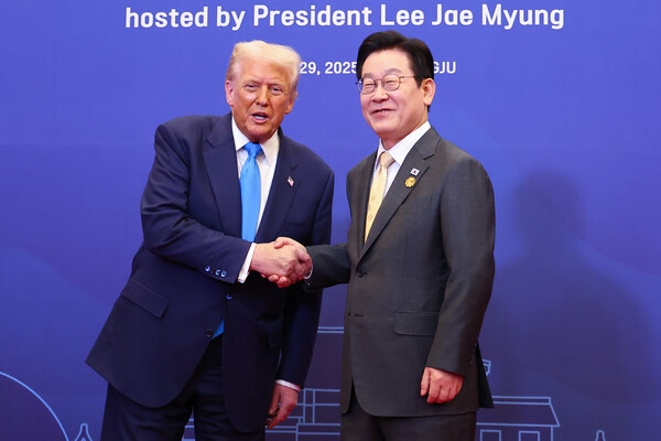 ▲ 특별만찬 트럼프 대통령 영접하는 이재명 대통령. /뉴시스