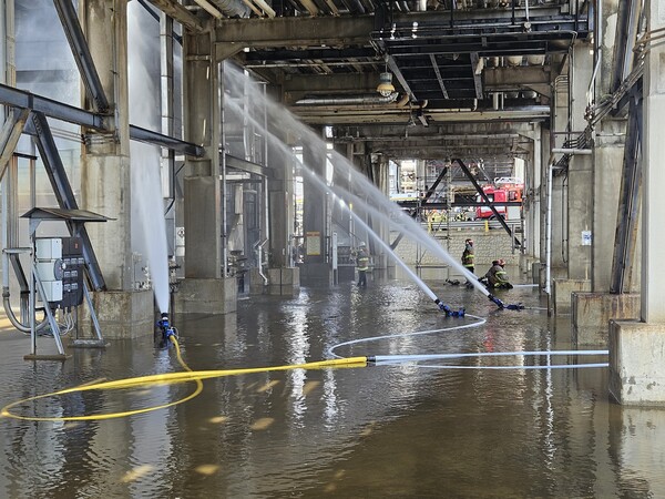 ▲ 지난 17일 오전 울산시 남구 용연동 SK에너지 공장에서 폭발사고가 발생해 소방당국이 수습하고 있다. (사진=울산소방본부 제공)