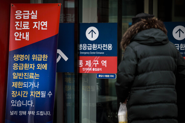 ▲ 서울시내 한 대학병원 응급의료센테 앞에서 환자 보호자가 이동하고 있다. /뉴시스