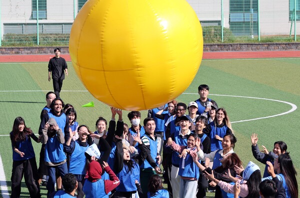 ▲ 'PKNU 글로벌 운동회'가 열린 29일 부산 남구 국립부경대학교 대운동장에서 외국인 유학생들이 큰공굴리기 경기를 하고 있다. 현재 부경대에는 66개국의 유학생 1800여 명이 재학 중이다. /뉴시스