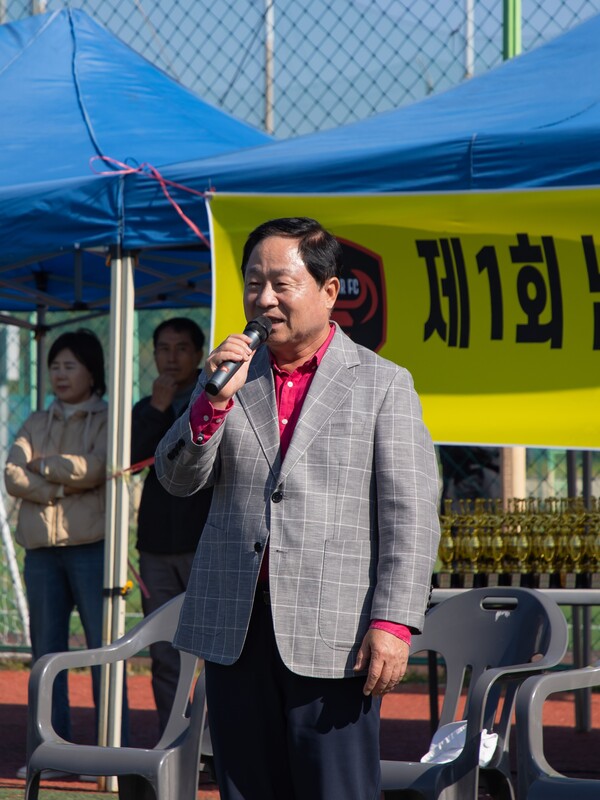 ▲ 주광덕 남양주시장이 '남양주시체육회장배 유소년 꿈나무 축구대회'에 참석해 격려사를 하고 있다.