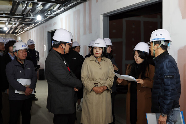 ▲ 시흥시의회 의원연구단체 '시흥아트센터 정착 및 운영방안 연구회' 시흥아트센터 공사 현장 점검 모습.