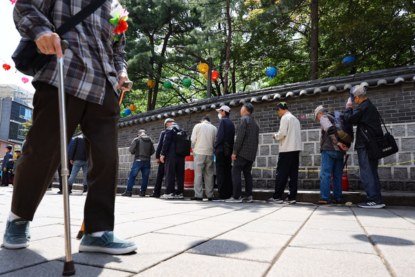 ▲ 어버이날인 8일 서울 종로구 원각사 무료급식소를 찾은 어르신들이 줄을 서 있다. /뉴시스