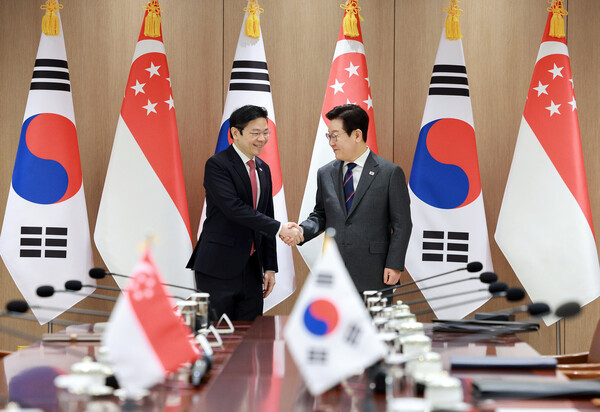 ▲ 이재명 대통령과 로렌스 웡 싱가포르 총리가 2일 서울 용산 대통령실 청사에서 한-싱가포르 정상회담에 앞서 악수하고 있다. /뉴시스