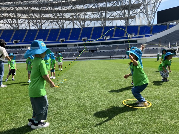 ▲ '미르스타디움 영유아 천연잔디 밟기 무료체험 프로그램' 진행 모습.