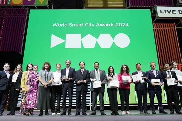 ▲ 신상진 성남시장(오른쪽에서 네 번째)이 ‘월드 스마트시티 어워즈 2024’에서 ‘희망을 위한 혁신(Innovation for Hope)’ 프로젝트로 혁신 분야 본상을 수상하고 있다.