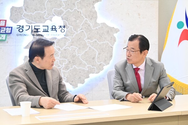 ▲ 지난 2023년 12월 이현재 하남시장(오른쪽)이 경기도교육청을 방문해 임태희 경기도교육감(왼쪽)에 하남교육지원청 신설을 건의하고 있는 모습.