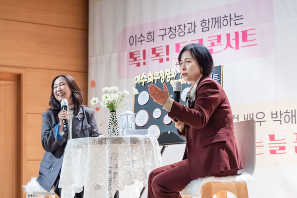 ▲ ‘보육교직원 힐링 토크 콘서트’ 현장에서 보육교직원의 질문에 답변하고 있는 이수희 강동구청장(오른쪽).