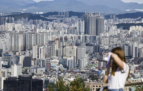 ▲ 정부가 10·15 부동산 대책을 발표한 15일 오후 서울 남산에서 대규모 아파트 단지가 보이고 있다. /뉴시스