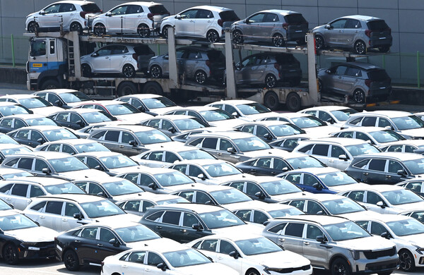 ▲ 경기 평택항 자동차 전용부두에 수출용 차량이 세워져 있는 모습. /뉴시스