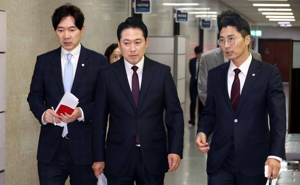 ▲ 장동혁 국민의힘 대표가 17일 오후 서울 여의도 국회에서 열린 '한미 관세협상' 관련 기자간담회에 참석하고 있다. 왼쪽부터 박성훈 수석대변인, 장 대표, 박준태 당 대표 비서실장. /뉴시스