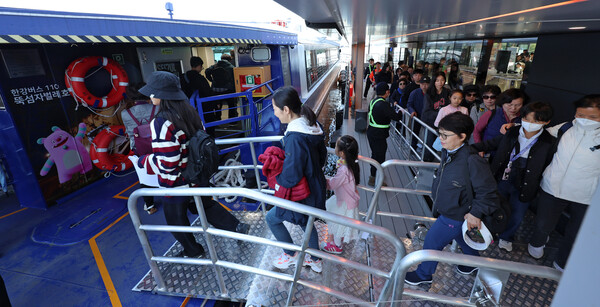 ▲ 한강버스가 운항을 재개한 1일 서울 영등포구 여의도선착장에서 시민들이 한강버스에 탑승하고 있다. /뉴시스