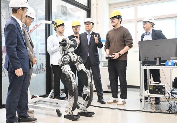 ▲ 구윤철 부총리 겸 기획재정부 장관이 대전 유성구 카이스트 AI 팩토리 랩에서 박사과정 대학원생들과 휴머노이크 로봇 대화를 나누고 있다. (사진=기획재정부 제공)