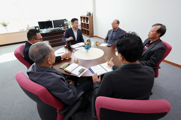 ▲ 성길용 부의장과 관내 생활폐기물 수집·운반 대행업체 대표들 간담회 개최 모습.