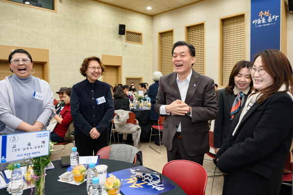 ▲ 행궁동 주민들과 만난 이재준 수원특례시장(왼쪽에서 세 번째)이 활짝 웃고 있다.