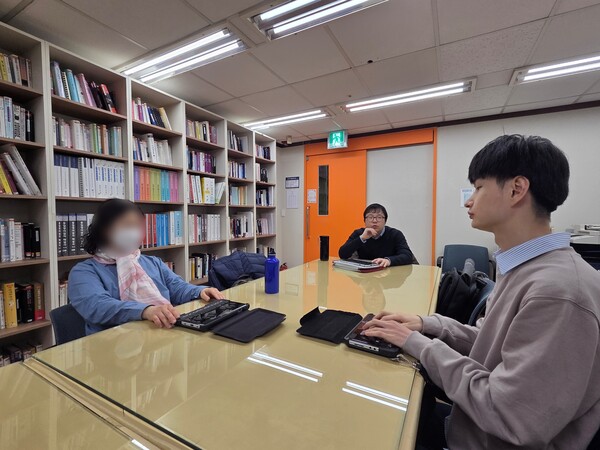 ▲ 11월 4일 점자의 날을 앞둔 10월 28일 오전 서울 실로암시각장애인 복지관에서 교육생들이 점역교정사 자격증 수업을 받고 있다. /뉴시스