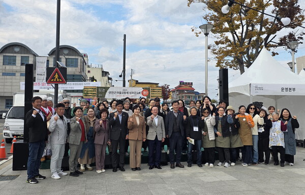 ▲ '2025년 연천군 마을공동체 성과공유회' 참석자들 기념촬영 모습.