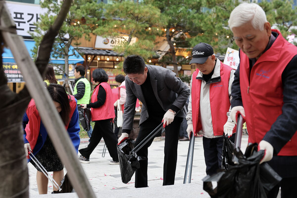 ▲ 8회차 쾌적한 초록길 만들기 캠페인 참여한 김정헌 중구청장.