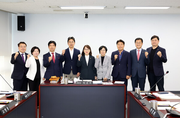 ▲ 성남시의회 도시건설위원회 위원들 단체사진.