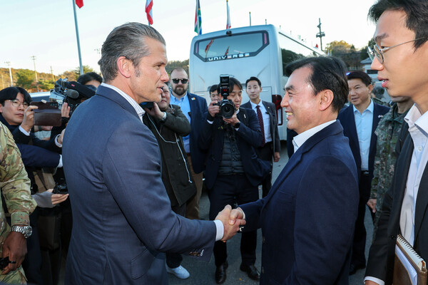 ▲ 안규백 국방부 장관과 한미안보협의회의 참석차 방한 중인 헤그세스 미국 전쟁부 장관이 3일 경기 파주시 공동경비구역(JSA)에서 만나 인사를 나누고 있다. /뉴시스