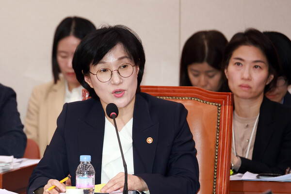 ▲ 질의에 답하는 원민경 장관. /뉴시스