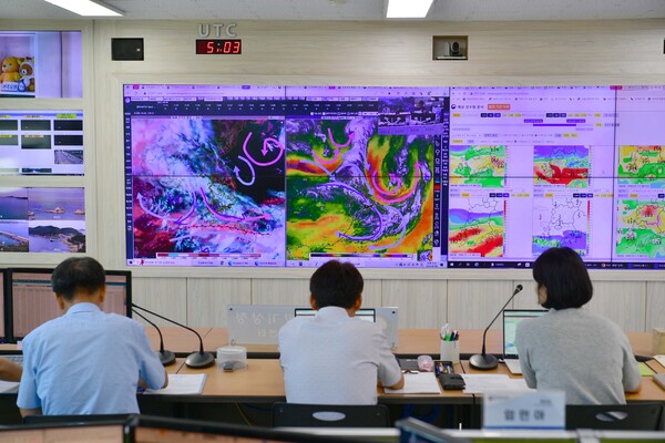 ▲ 광주기상청 예보관들이 광주 북구 광주기상청에서 기상청 본부와 기상 예보 브리핑을 하고 있다. /뉴시스