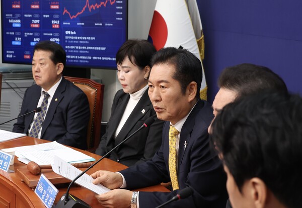 ▲ 정청래 더불어민주당 대표가 3일 오전 서울 여의도 국회에서 열린 최고위원회의에서 발언을 하고 있다. /뉴시스