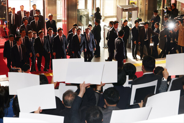 ▲ 항의하는 국민의힘 지나 본회의장 이동하는 이재명 대통령. /뉴시스