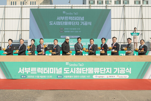 ▲ 기공식 시삽 모습(이기재 양천구청장(오른쪽), 오세훈 서울시장(왼쪽)).