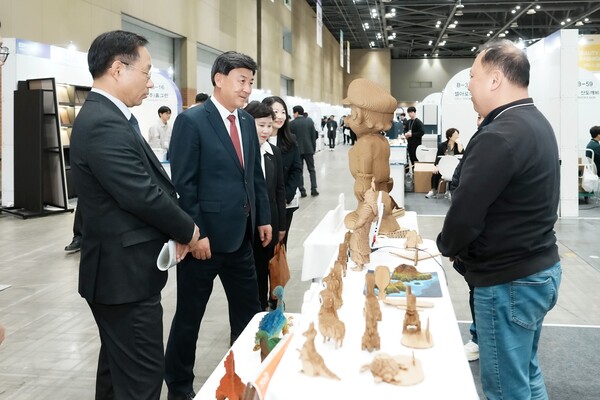 ▲ '제14회 광주시 기업박람회'에 참석한 방세환 광주시장(좌측 두 번째).