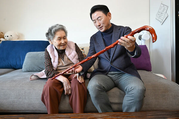 ▲ 김동근 시장이 100세 생신을 맞은 관내 어르신 가정을 방문해 100세 기념 장수지팡이(청려장)를 전달하고 있다.