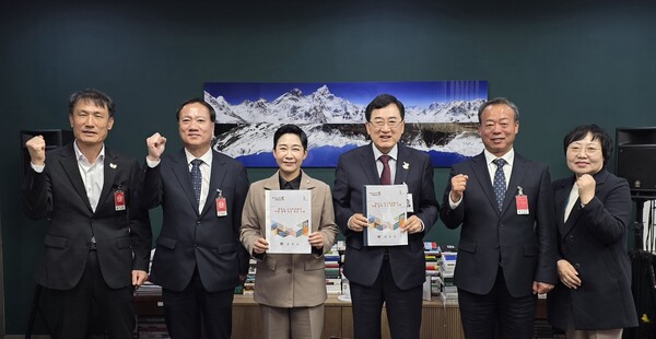 ▲ 주낙영 경주시장이 4일 국회를 방문해 예결위 한병도 위원장을 비롯한 7명의 의원들을 차례로 만나 내년도 국비 지원을 요청하고 있다.