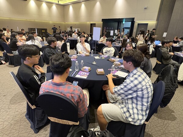 ▲ 발대식 당일 멘토와 멘티가 처음으로 대면해 대화 중이다.