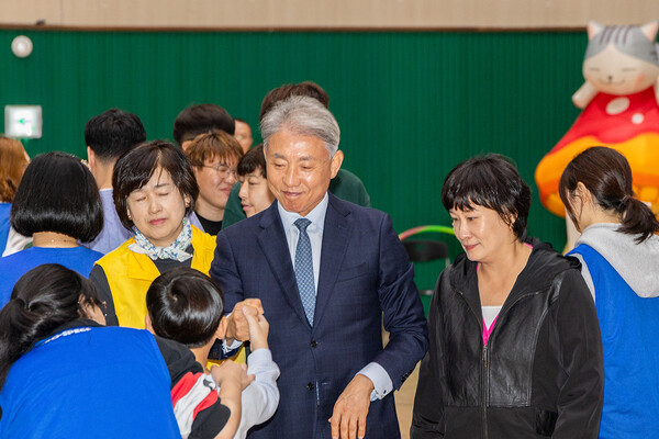 ▲ 윤환 계양구청장, 발달장애인 가족 힐링 체육대회 찾아 참여자 격려하는 모습.